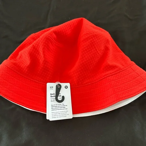 Women's Lululemon Red reversible bucket hat in S/M NWT - Picture 2 of 5